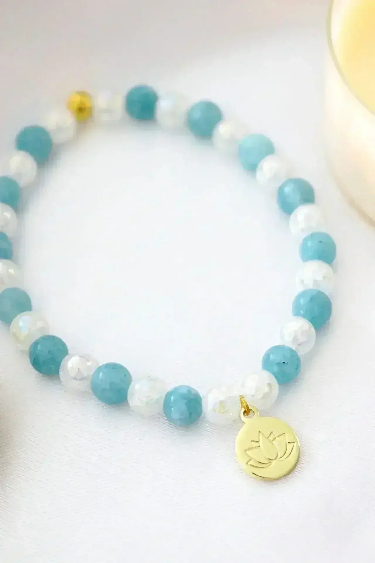 Bracelet élastique en aigue-marine | Breloque Fleur de Lotus en or 24 carats