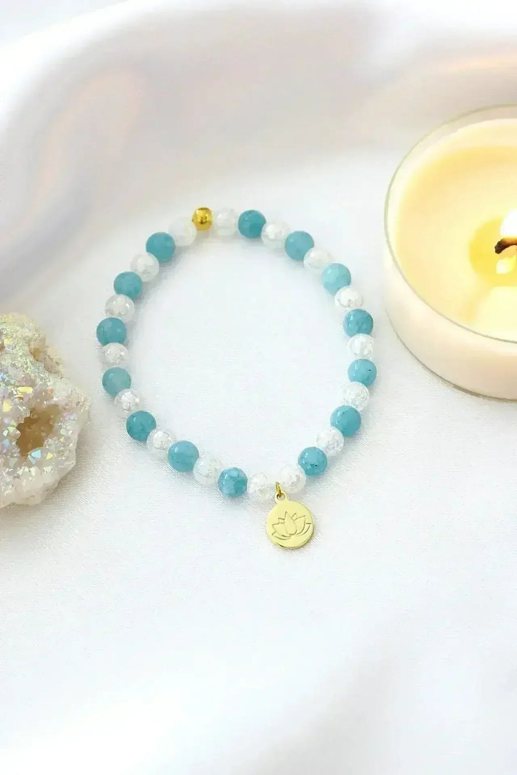 Bracelet élastique en aigue-marine | Breloque Fleur de Lotus en or 24 carats