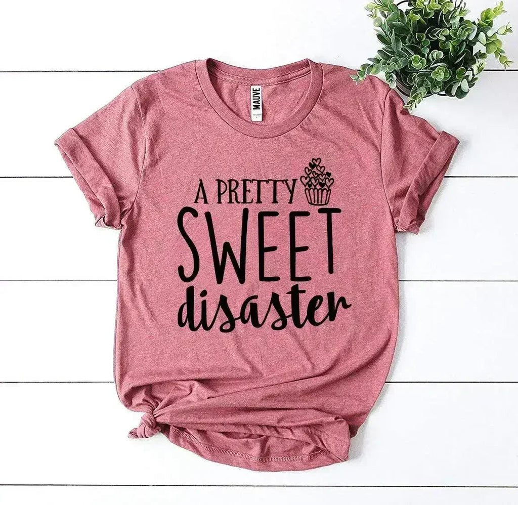 T-shirt imprimé A Pretty Sweet Disaster | Coton de qualité supérieure | Bella Canvas