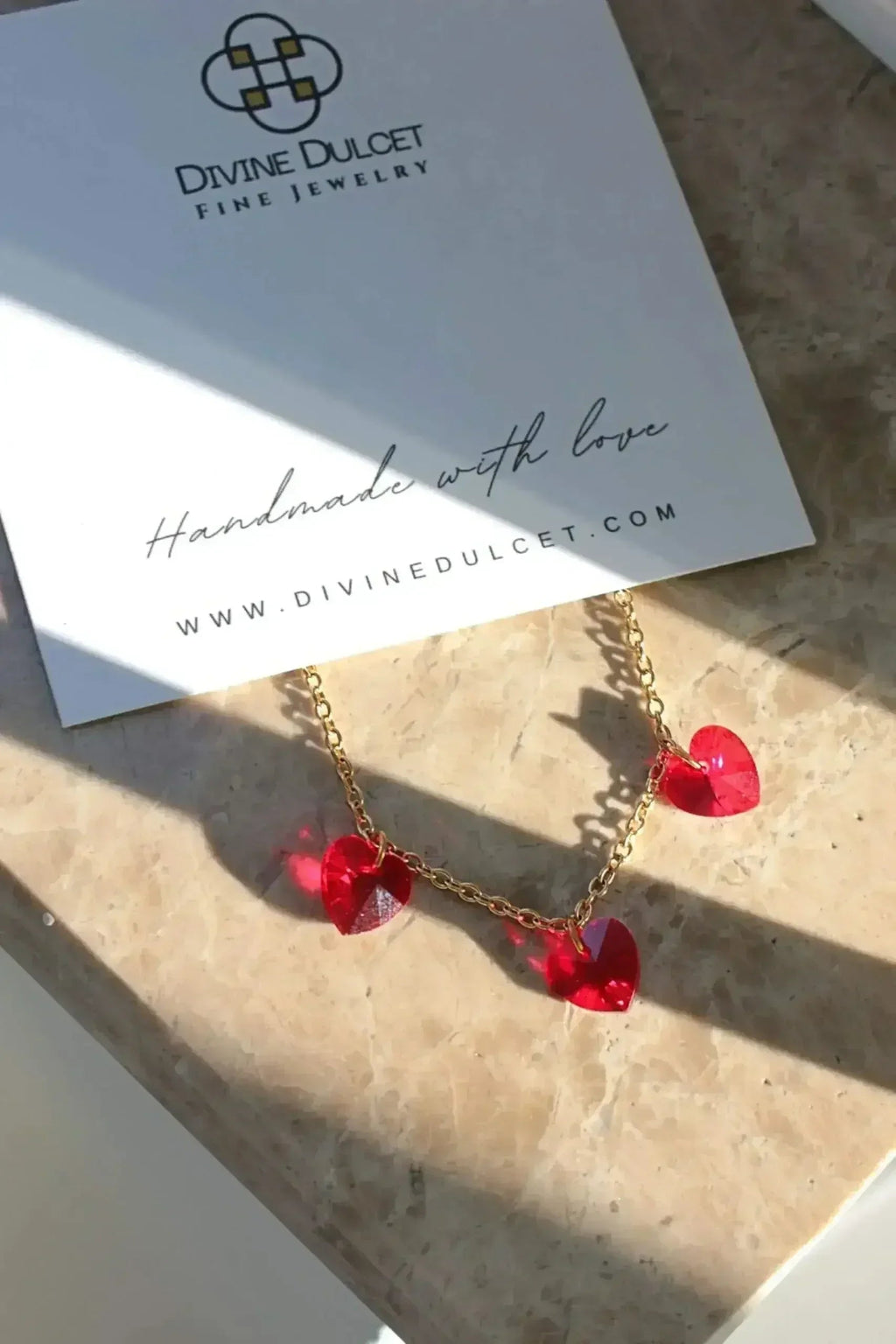 Collier 3 cœurs rouges en or 24 carats