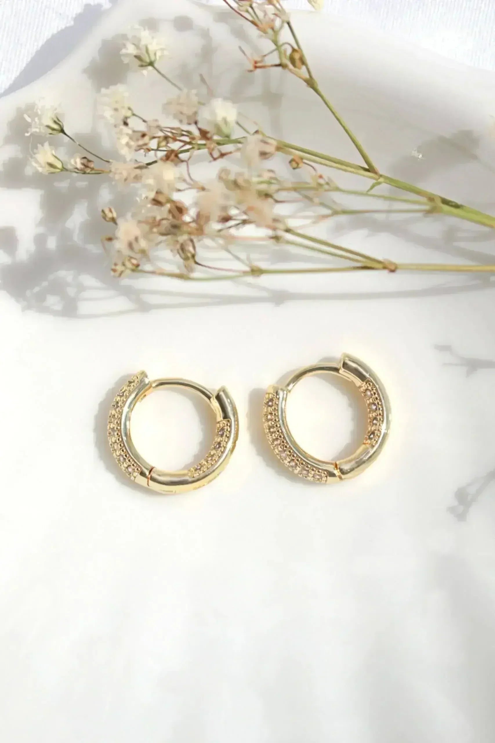 Boucles d'oreilles créoles pavées de ZC - Plaqué or 24K | Femstylo