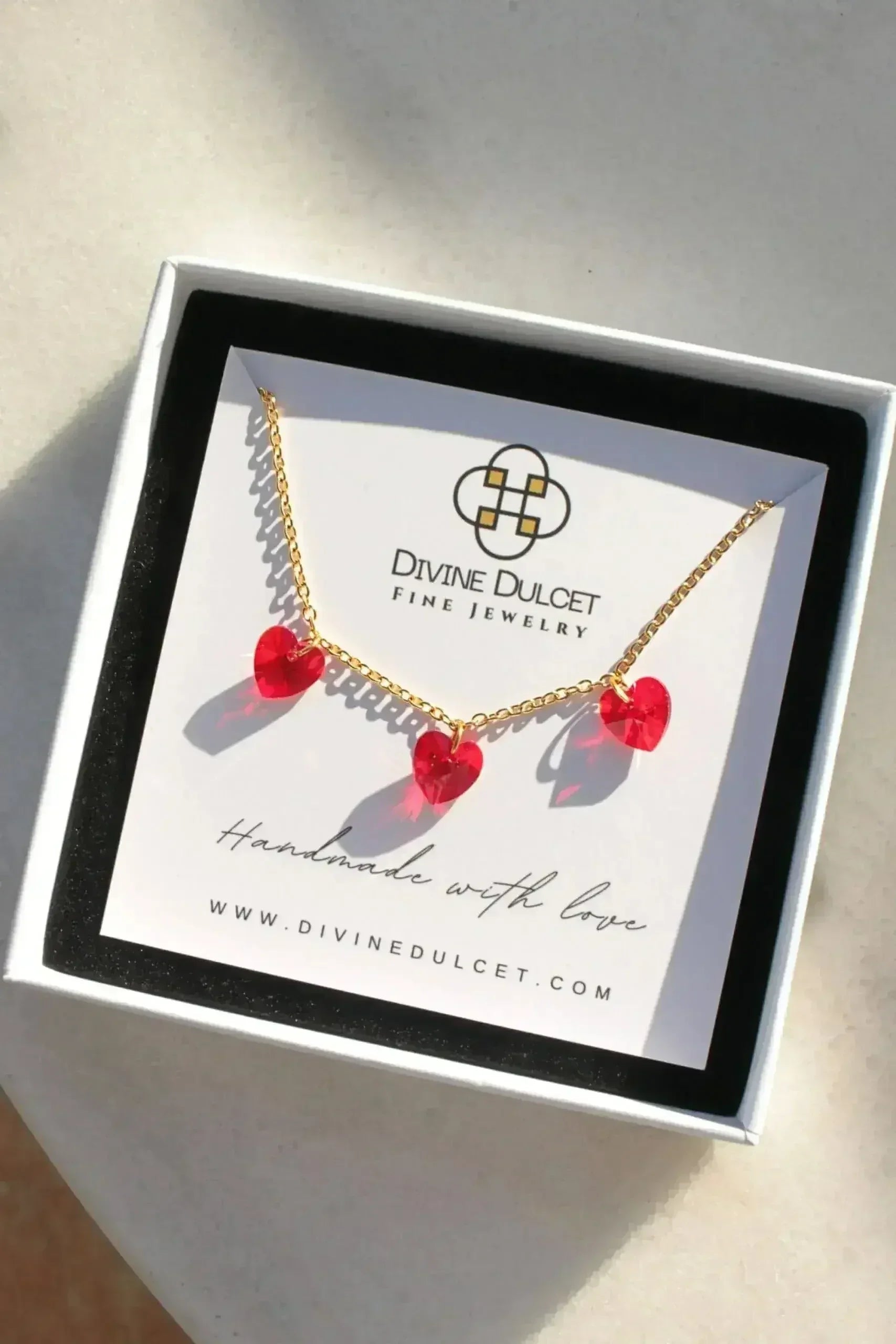 Collier 3 cœurs rouges en or 24 carats