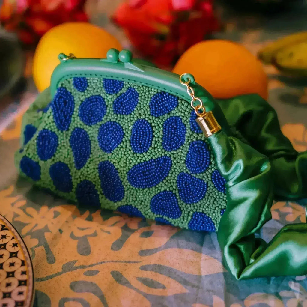 ARNOLDI JADE Pochette perlée à la main, vert et bleu luxueux