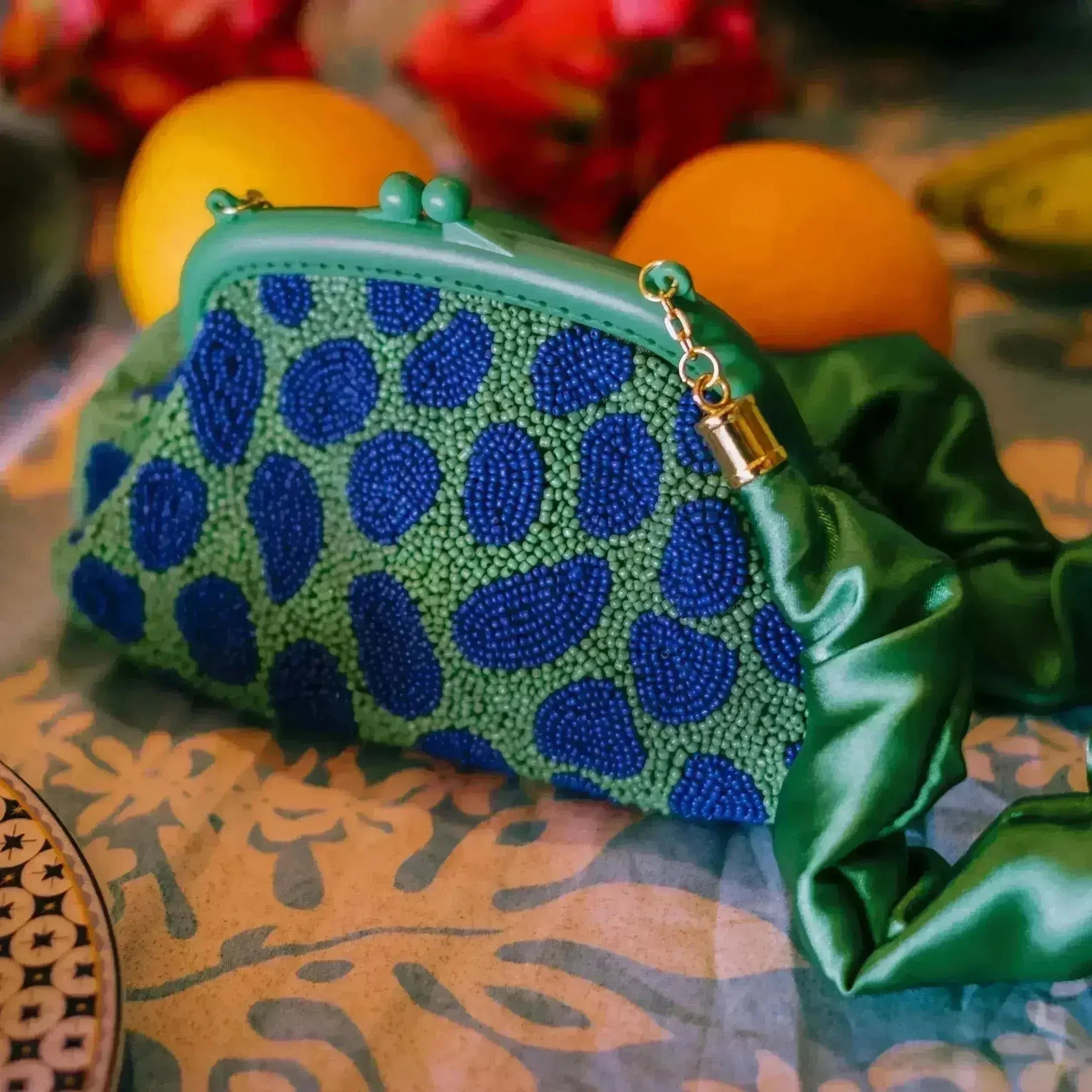 ARNOLDI JADE Pochette perlée à la main, vert et bleu luxueux