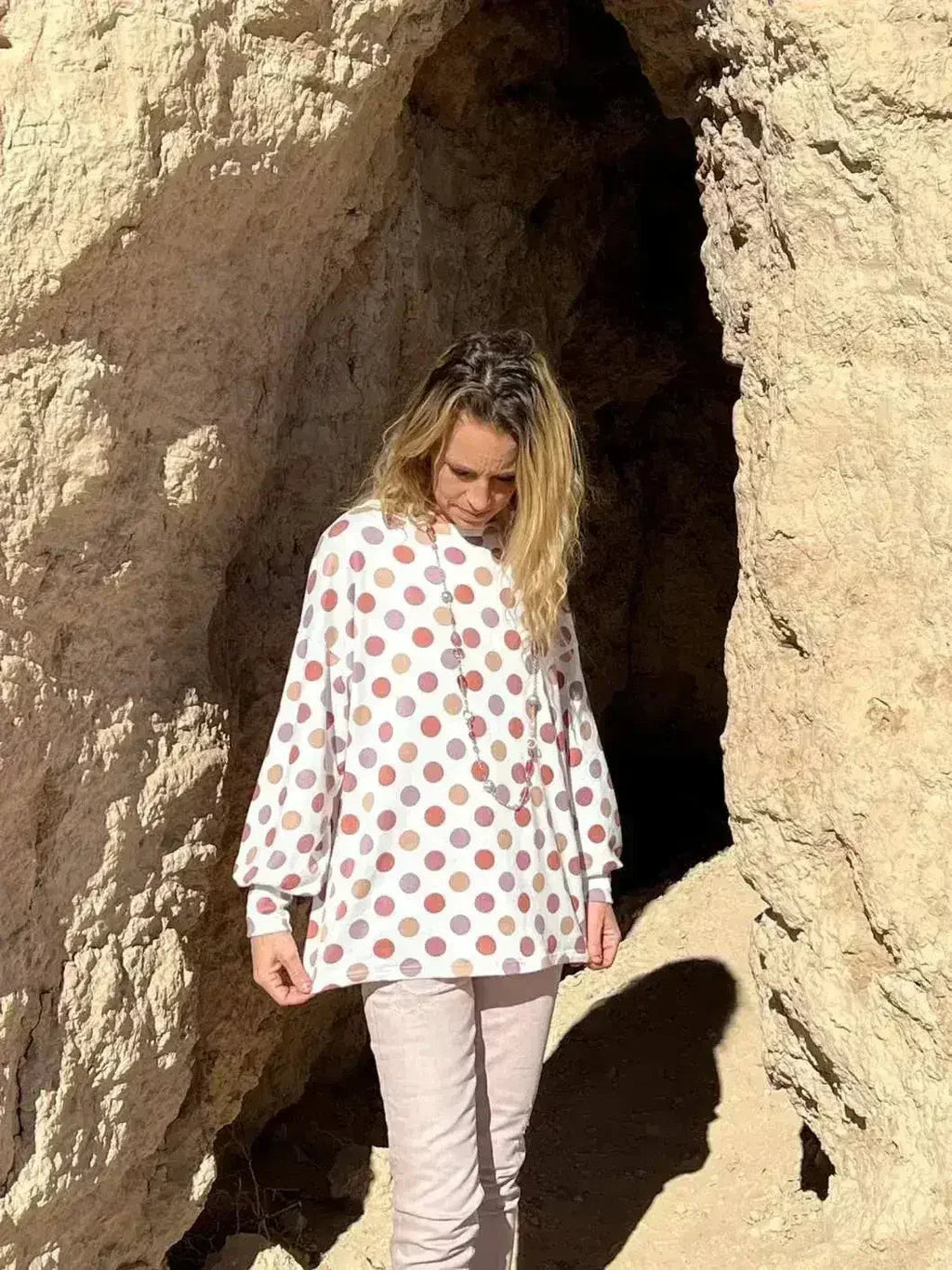 Haut en tricot à pois blancs, dos croisé