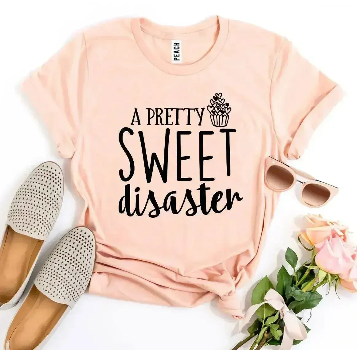 T-shirt imprimé A Pretty Sweet Disaster | Coton de qualité supérieure | Bella Canvas