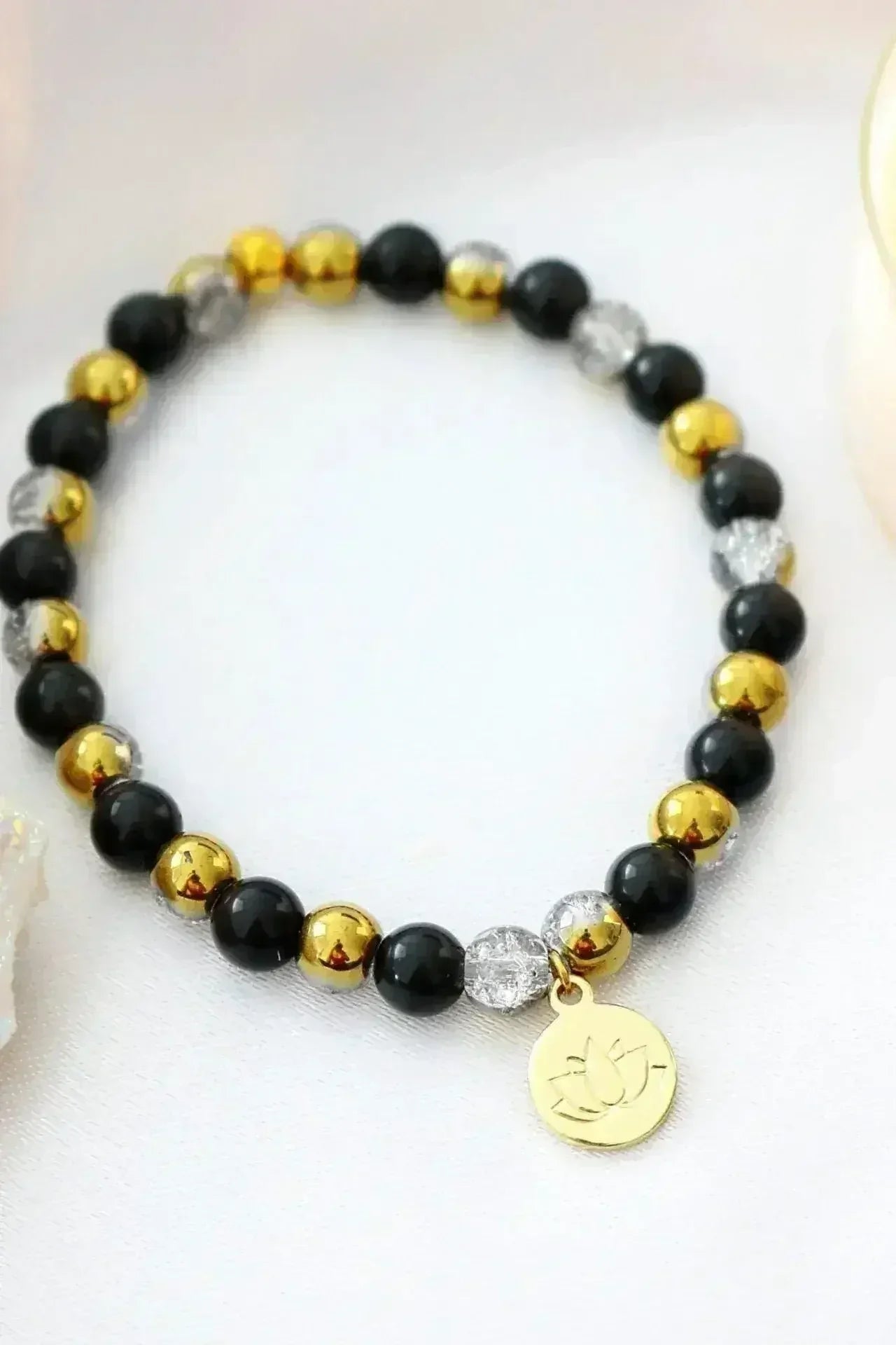 Bracelet élastique en obsidienne | Breloque fleur de lotus en or 24 carats