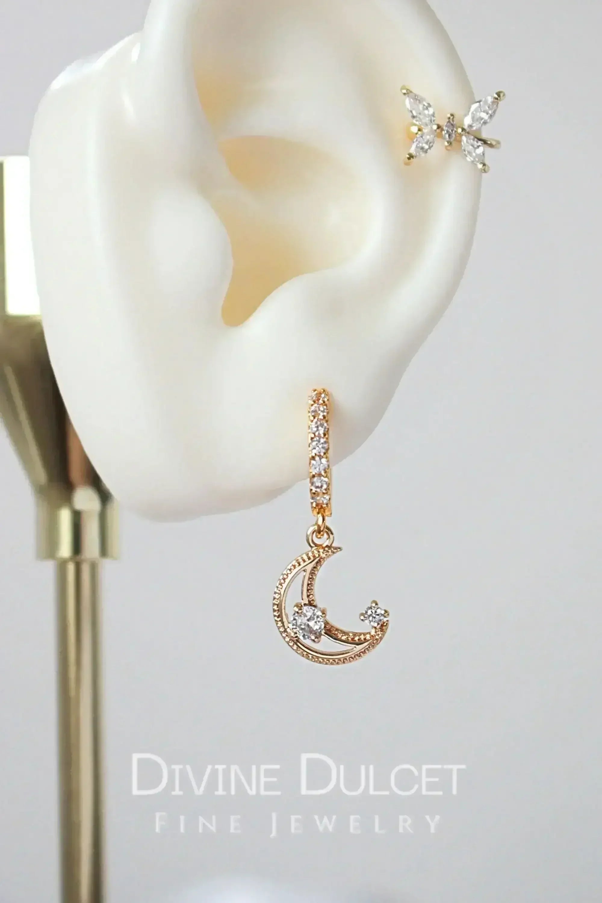 Boucles d'oreilles créoles lune - Or 24 carats et oxyde de zirconium | Femstylo