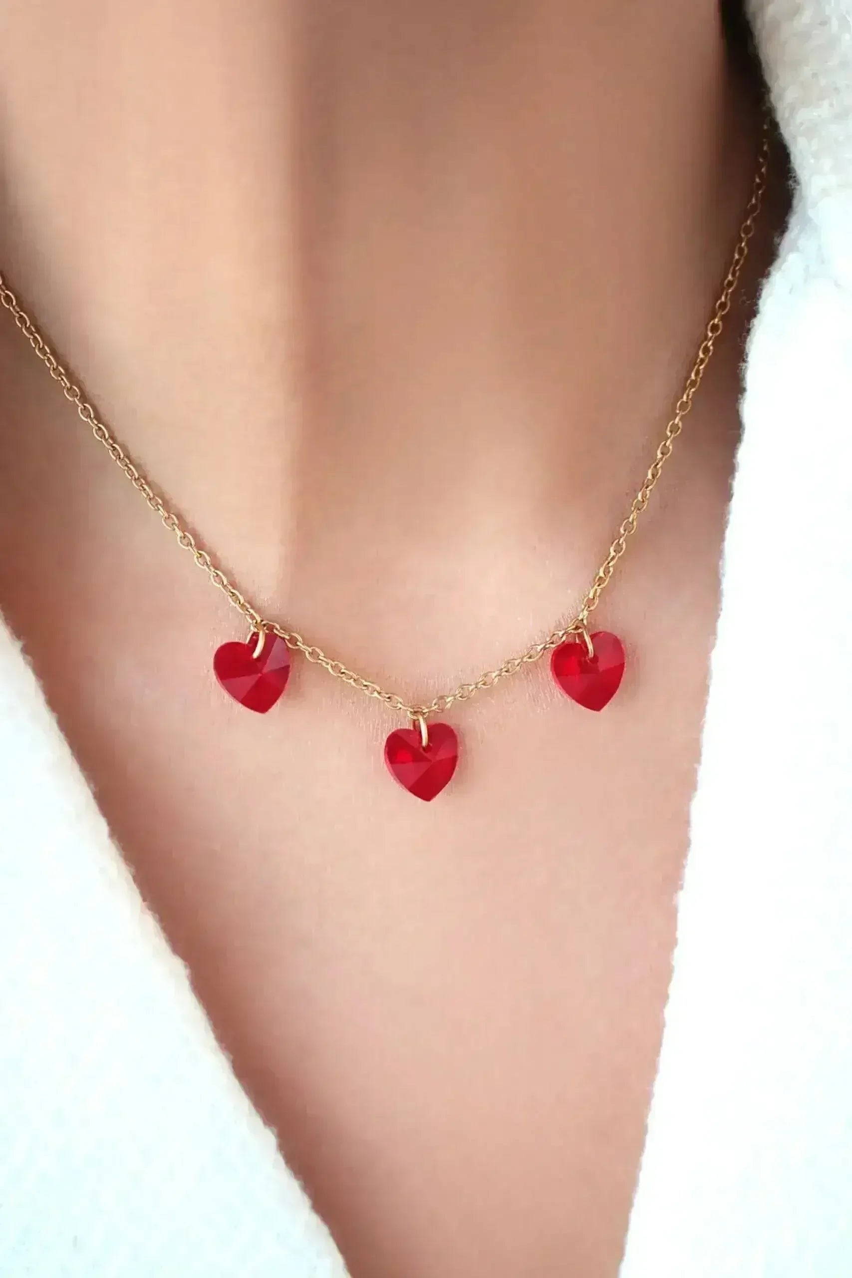 Collier 3 cœurs rouges en or 24 carats
