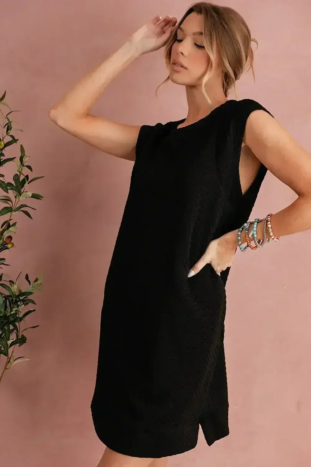 Mini-robe noire texturée à manches courtes et coupe droite