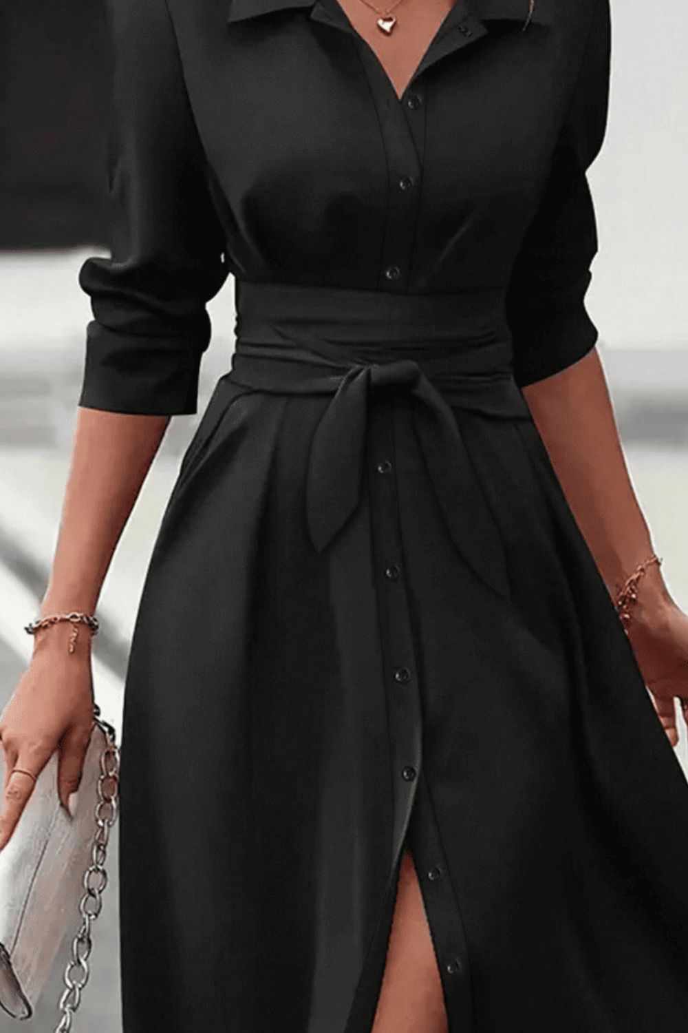 Robe chemise mi-longue élégante noire à col, manches longues, cintrée et boutonnée pour femme