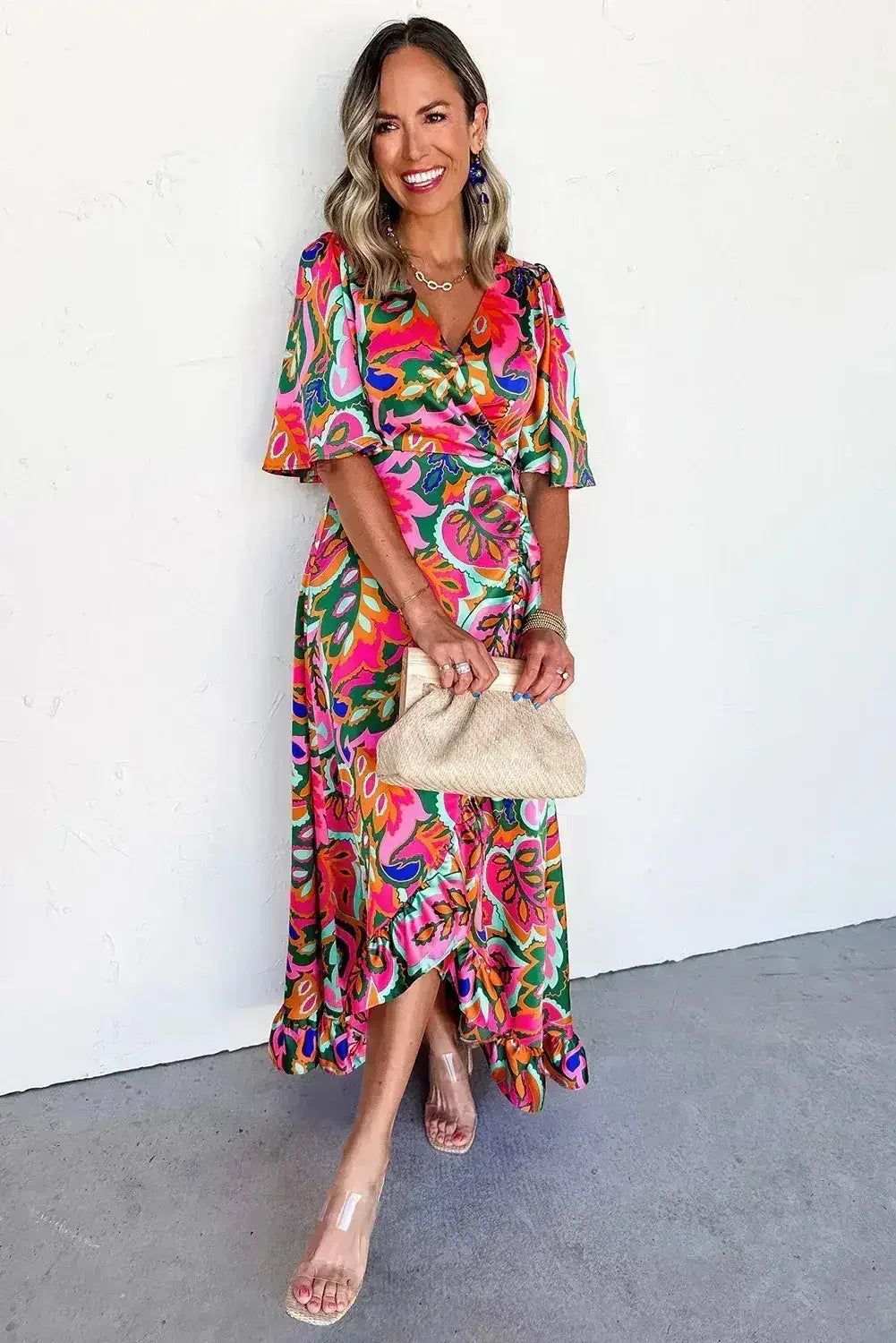 Robe longue cache-cœur à volants et imprimé plantes tropicales roses