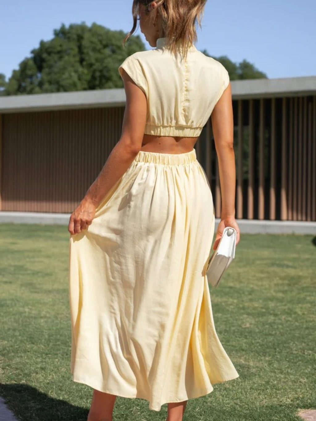 Robe élégante sans manches froncée à col montant et découpes modernes pour femme