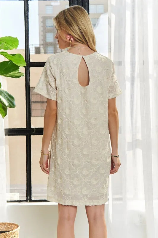Robe Droite à Manches Courtes et Col Rond avec Appliqués – Robe droite intemporelle et élégante avec détails appliqués sophistiqués, pour un look polyvalent de jour comme de nuit