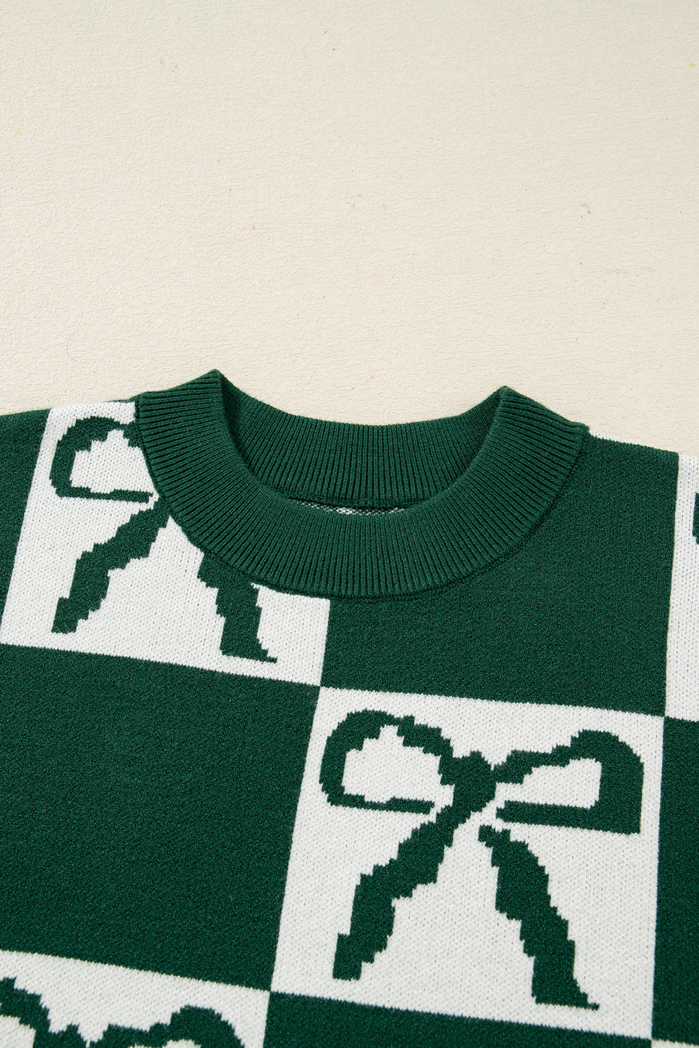 Pull en maille à carreaux vert noirâtre avec nœuds imprimés