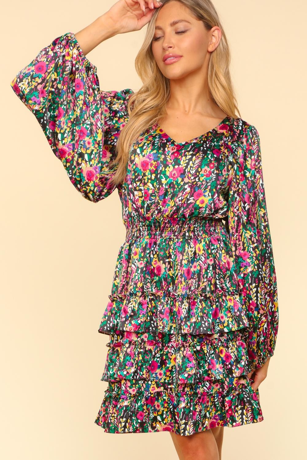 Robe satinée florale superposée à col en V – Robe florale en satin, Robe superposée à col en V, Robe florale élégante, Robe fluide en satin, Robe de soirée d'été