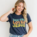 T-shirt chrétien pour femmes « This Girl Loves Jesus »