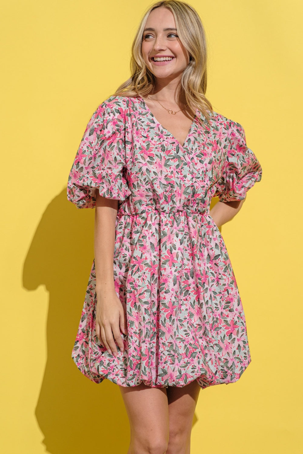 Robe fleurie cache-cœur à manches bouffantes – Robe fleurie féminine, Robe à décolleté cache-cœur, Robe à manches bouffantes, Robe fleurie élégante, Robe de soirée romantique, Robe fleurie charmante, Robe polyvalente pour toutes les occasions
