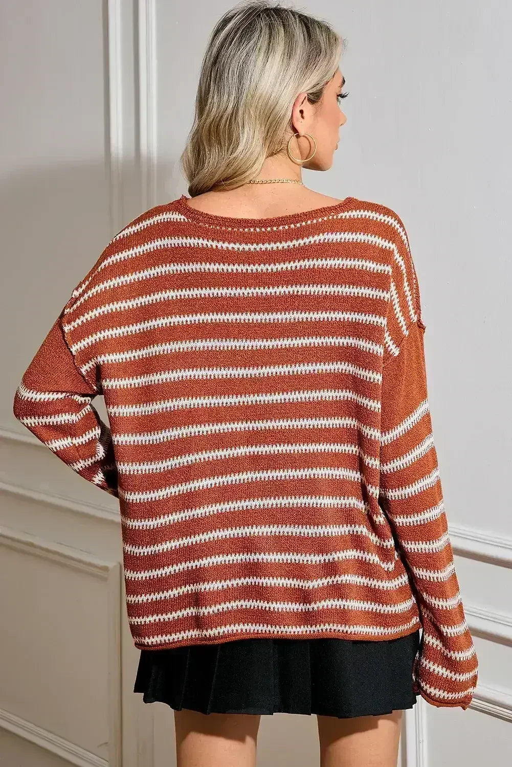 Pull décontracté à rayures marron, col rond et épaules tombantes