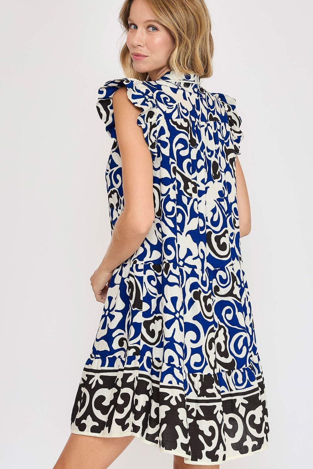 Robe fleurie à volants et manches courtes étagées pour femme – Robe féminine à imprimé fleuri avec manches courtes à volants et design étagé fantaisie
