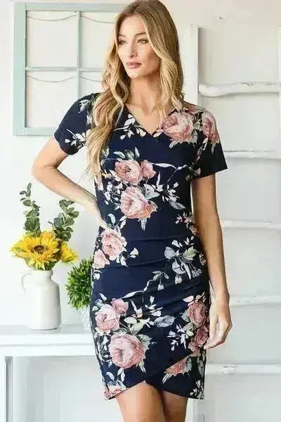 Robe courte fleurie froncée – Style d'été grande taille éclatant