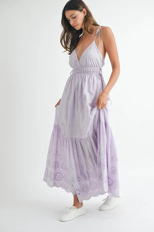 Robe longue en dentelle œillet avec détails de bretelles latérales – Robe longue en dentelle œillet élégante et fluide, design moderne avec bretelles latérales, robe longue d'été formelle, robe de soirée sophistiquée