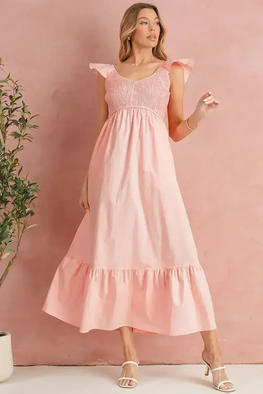 Robe longue noire à volants, col en V, taille haute et buste smocké