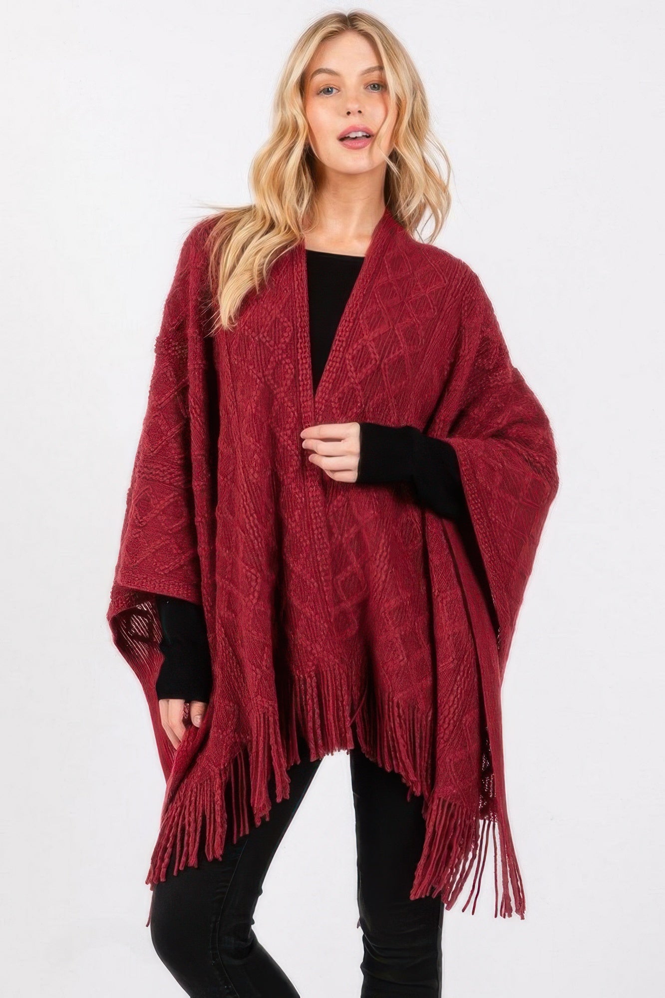 Ruana en tricot à motif losanges et pompons