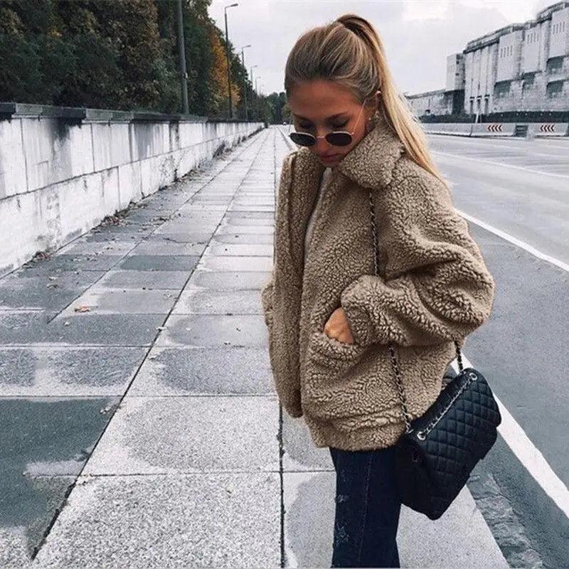 Manteau en fausse fourrure durable pour femme, collection automne hiver, veste décontractée et chaude en fourrure douce avec fermeture éclair, manteau en peluche avec poches, grande taille, style Teddy.