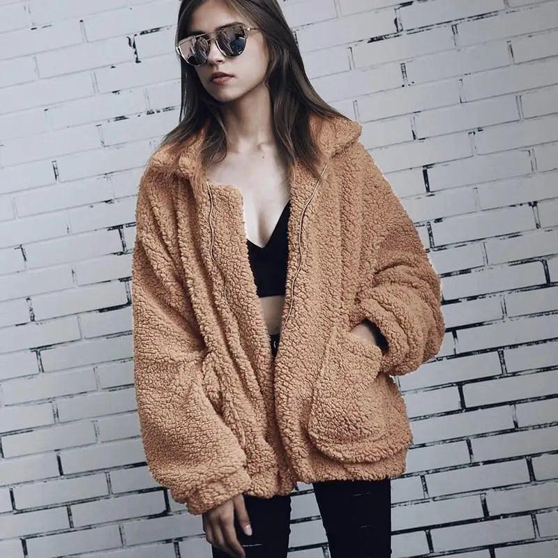 Manteau en fausse fourrure durable pour femme, collection automne hiver, veste décontractée et chaude en fourrure douce avec fermeture éclair, manteau en peluche avec poches, grande taille, style Teddy.
