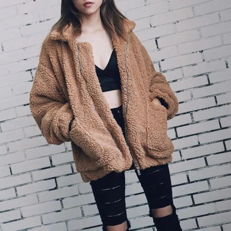 Manteau en fausse fourrure durable pour femme, collection automne hiver, veste décontractée et chaude en fourrure douce avec fermeture éclair, manteau en peluche avec poches, grande taille, style Teddy.