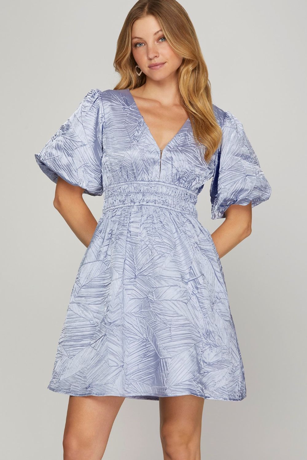 Nouvelle mini-robe en tissu froissé tissé avec encolure en V et manches ballon – Mini-robe chic et féminine en tissu froissé tissé, avec encolure en V et manches ballon tendance