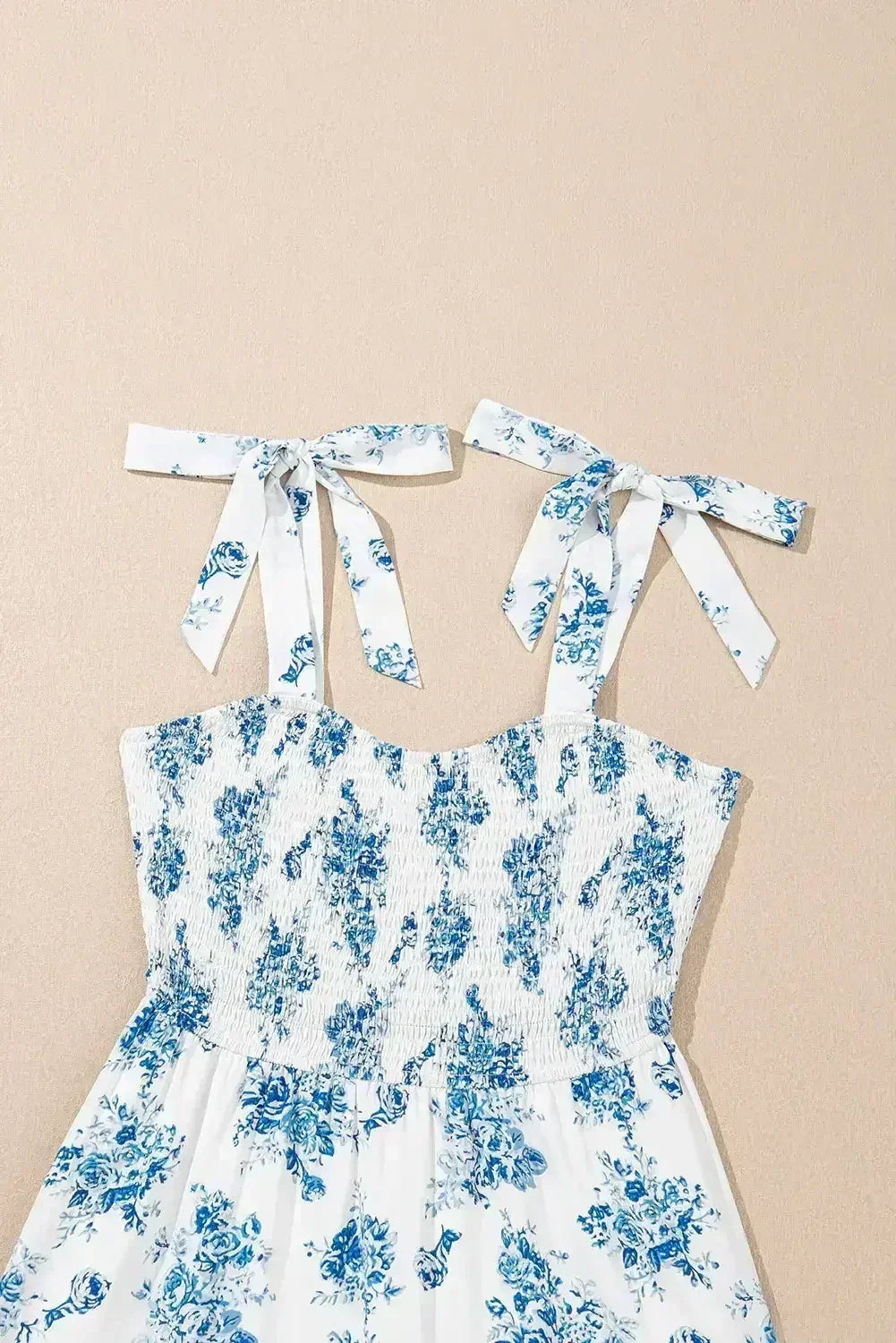 Robe midi sans manches à imprimé floral bleu ciel, smocks et épaules nouées