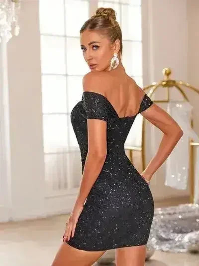 Mini-robe ruchée pailletée à épaules dénudées