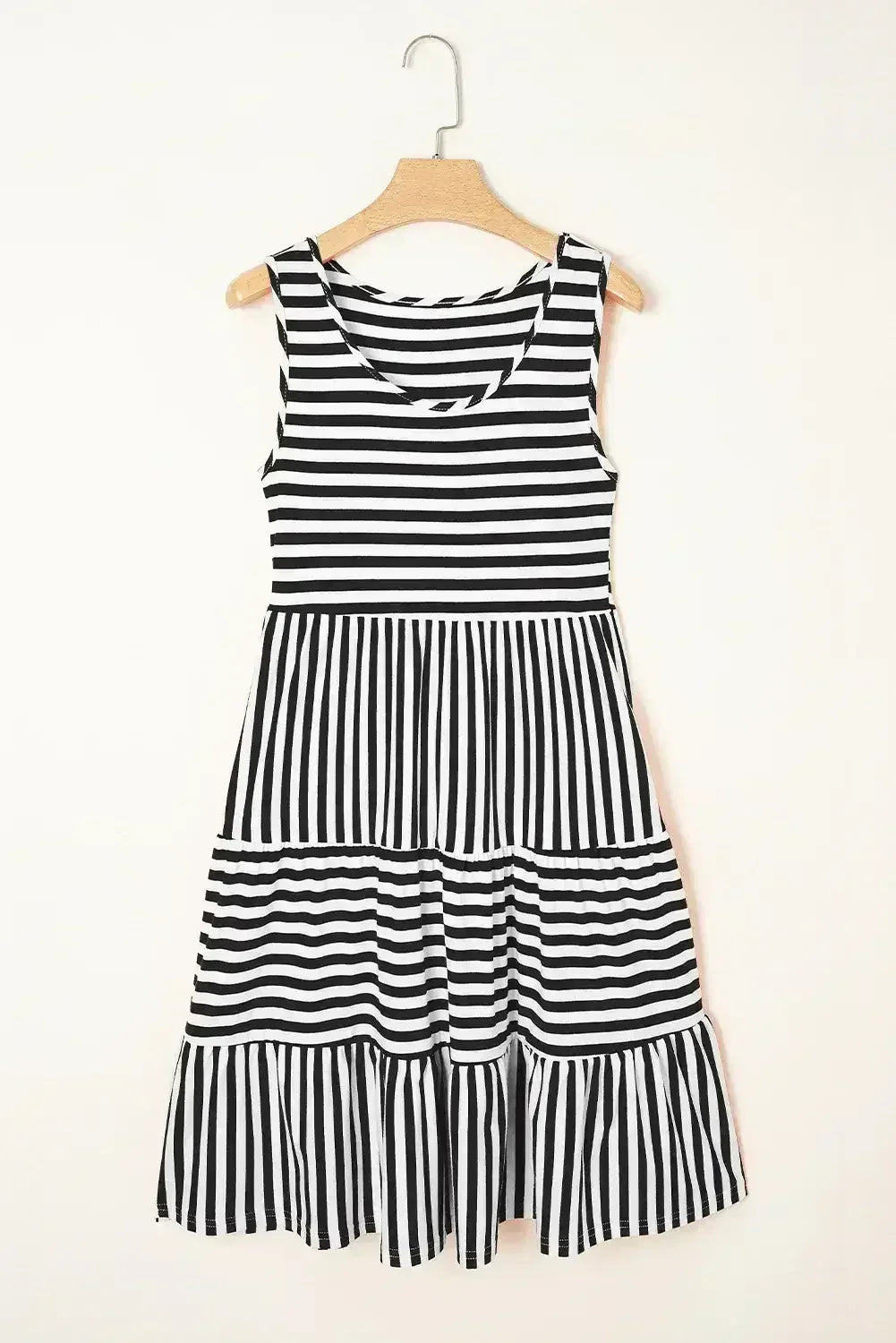 Mini-robe ample sans manches à col en U et rayures noires