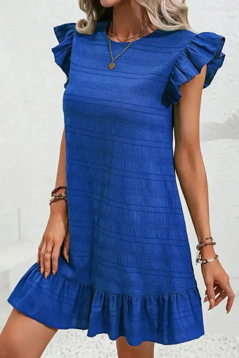 Robe courte volantée bleu foncé texturée à manches flottantes