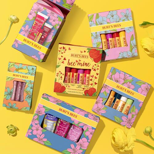 Idées cadeaux Burts Bees - Coffret de baumes à lèvres Balm Bouquet, Original Beeswax, Vanilla Bean, Cucumber Mint, Coconut & Pear Pack, Soin des lèvres d'origine naturelle, 4 tubes, 4,25 g.