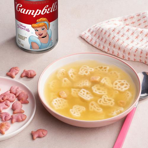 Soupe condensée pour enfants Campbell’s, pâtes en forme de personnages Disney la Reine des neiges avec poulet dans un bouillon de poulet, cannette de 298 g