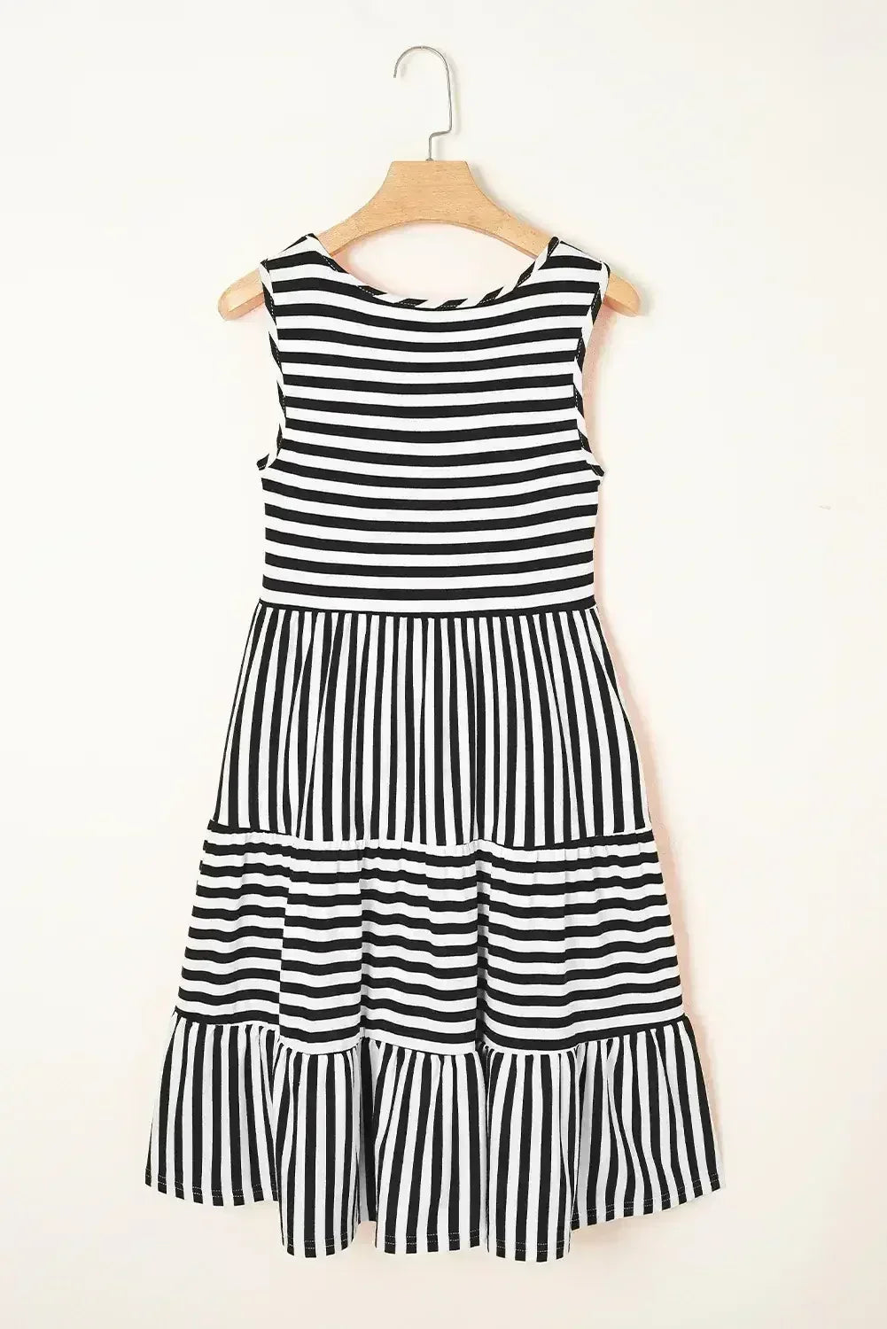 Mini-robe ample sans manches à col en U et rayures noires
