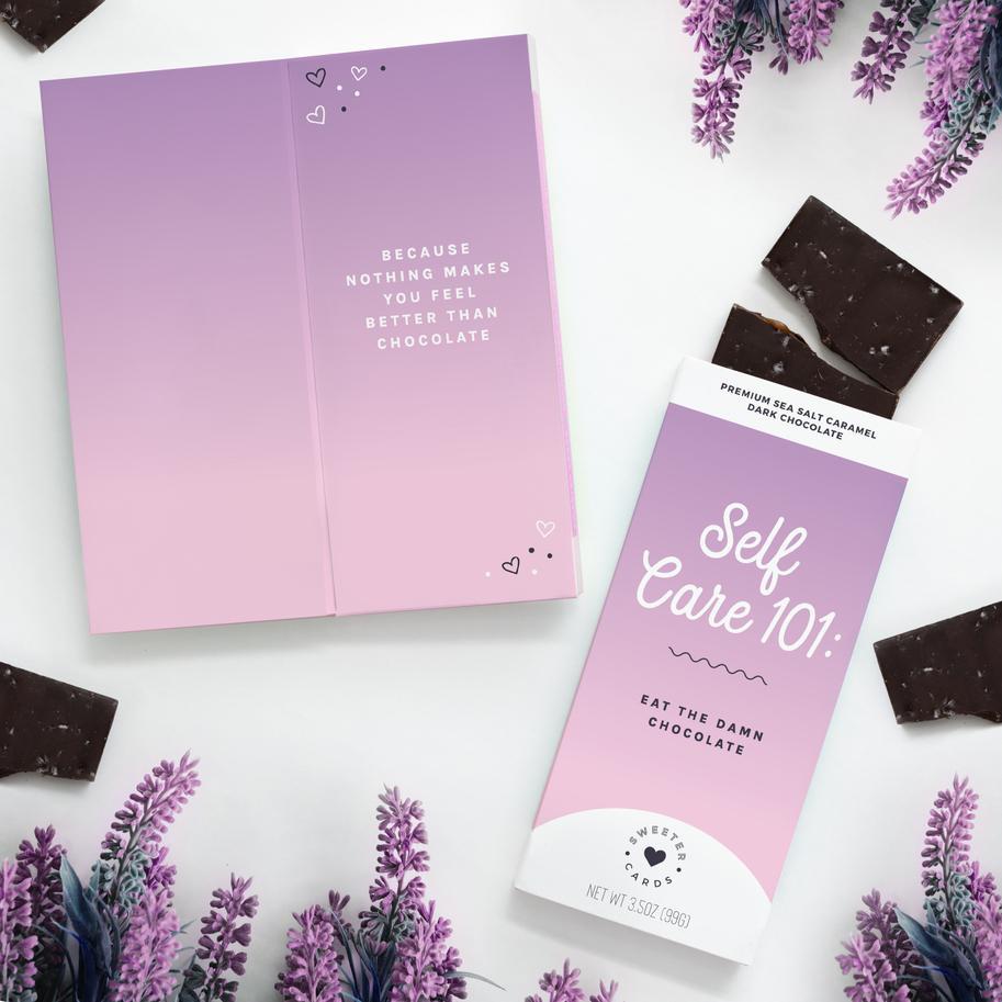 Sweeter Cards - « Prenez soin de vous : Mangez ce fichu chocolat » Barre de chocolat noir au caramel et au sel marin (3,5OZ)