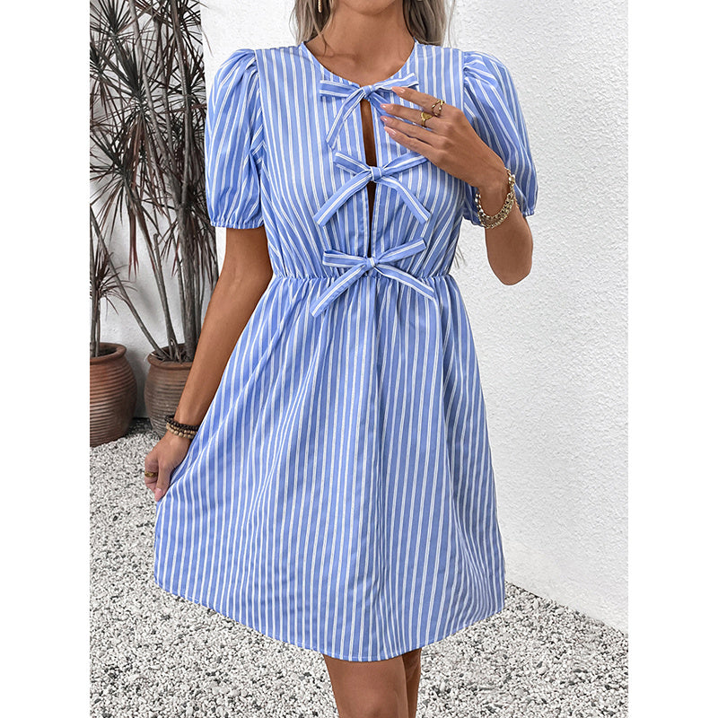 Mini-robe rayée à nouer sur le devant et à manches bouffantes pour femme