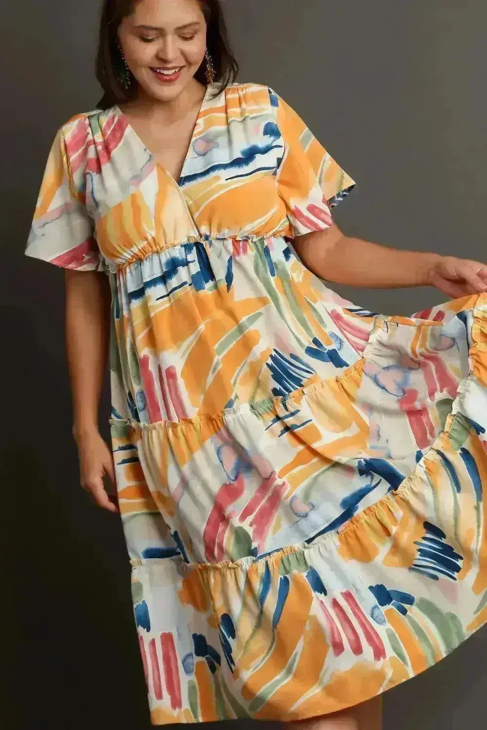Robe mi-longue Umgee à imprimé abstrait – Manches volantées et volants étagés