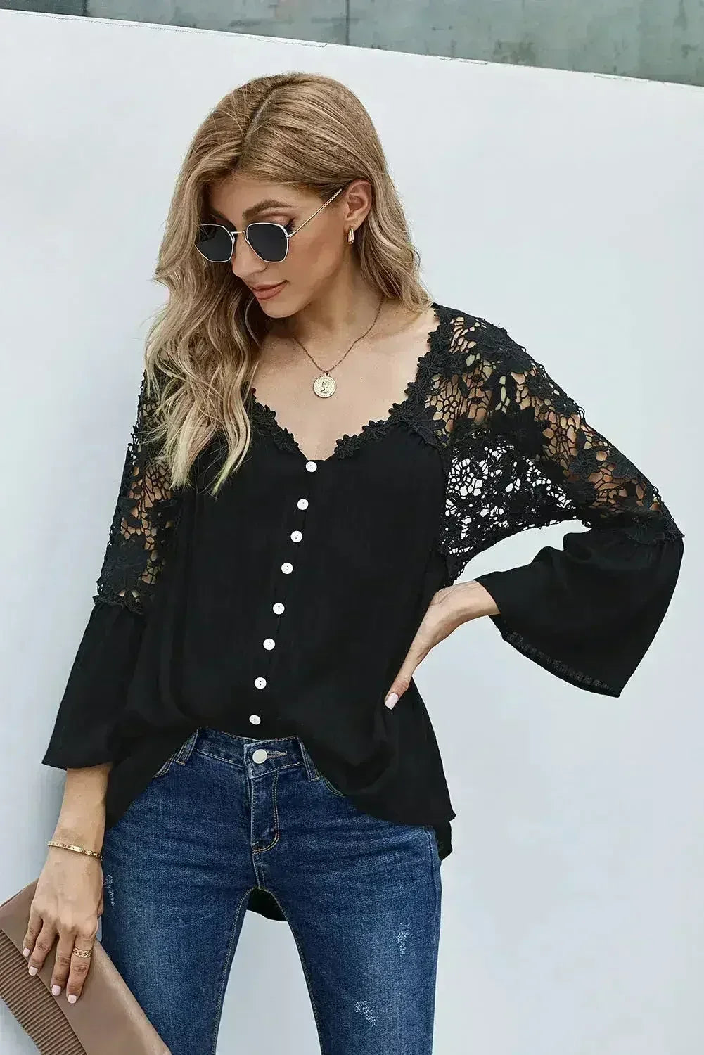 Chemisier noir en dentelle au crochet - Haut à manches cloche ¾ boutonné pour femme | Femstylo