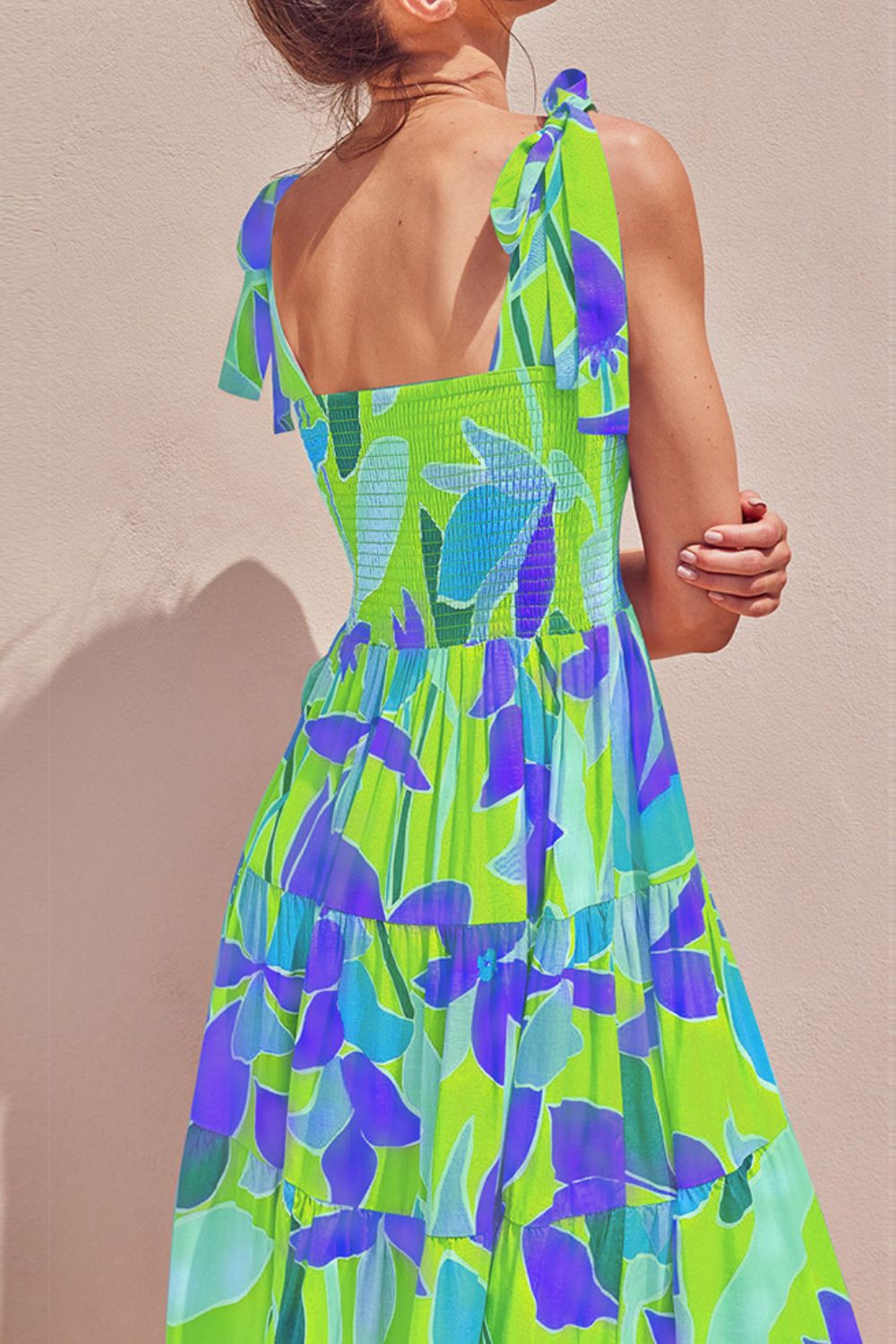 Robe midi longue smockée à fines bretelles et imprimé floral, parfaite pour les vacances et les journées d'été.