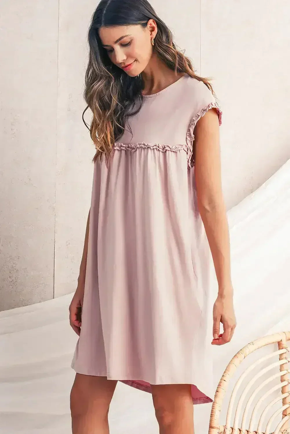Mini-robe ample col rond à volants couleur avoine
