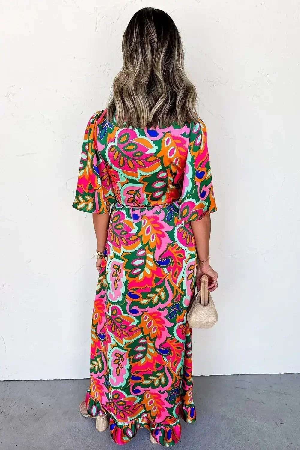 Robe longue cache-cœur à volants et imprimé plantes tropicales roses