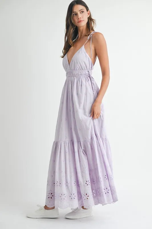 Robe longue en dentelle œillet avec détails de bretelles latérales – Robe longue en dentelle œillet élégante et fluide, design moderne avec bretelles latérales, robe longue d'été formelle, robe de soirée sophistiquée