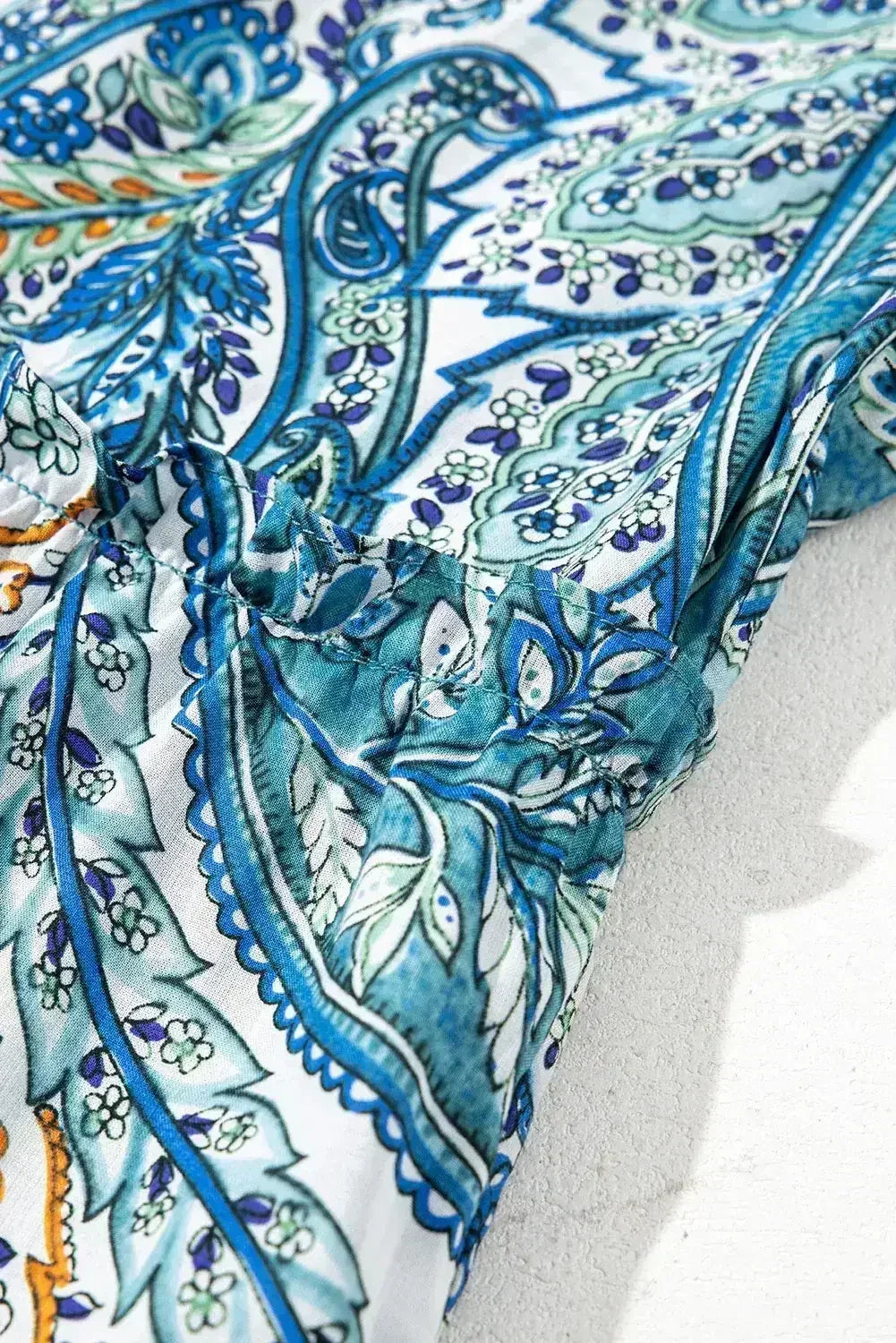 Robe courte bleue bohème à imprimé cachemire floral, col en V et manches bouffantes