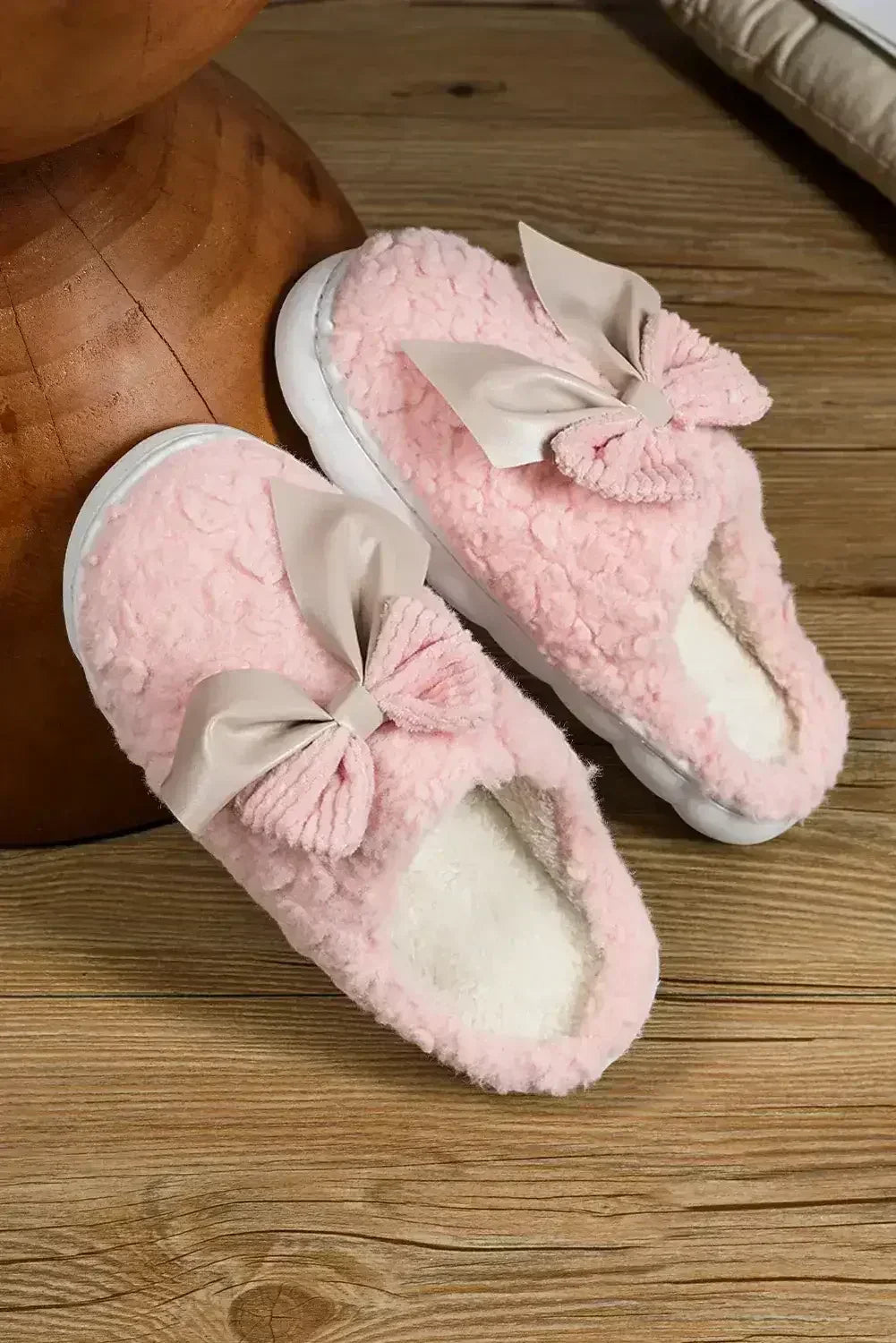 Pantoufles d'hiver en peluche à nœud et applique, contraste blanc