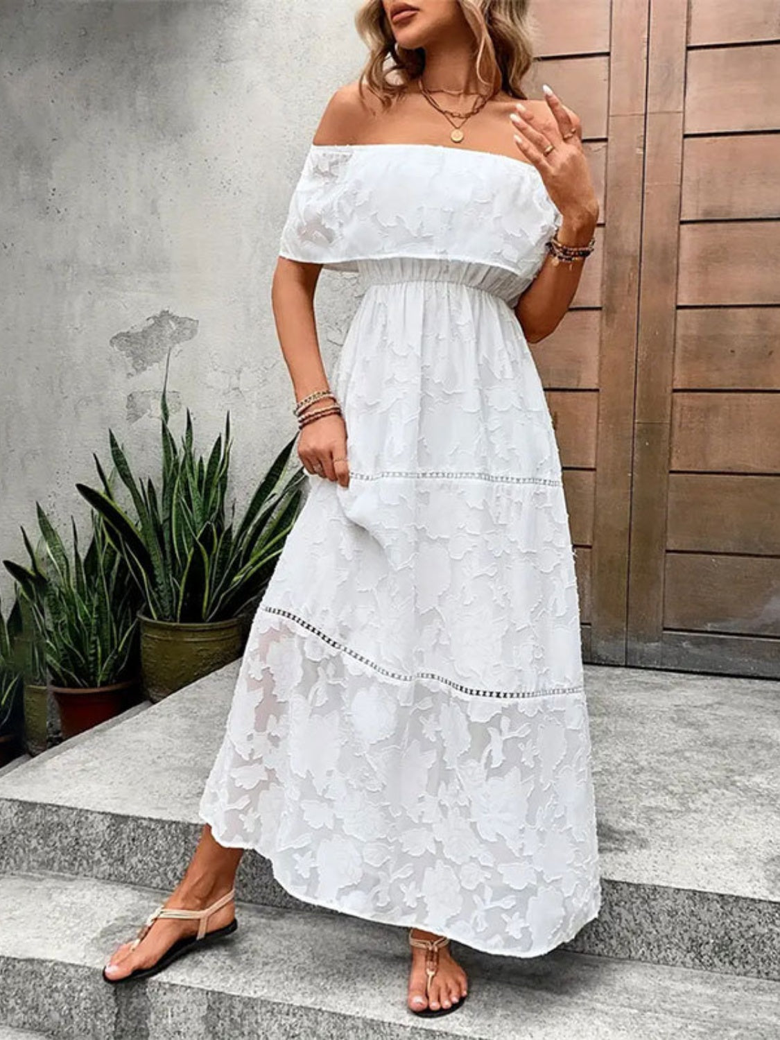 Robe longue blanche chic à épaules dénudées élégante robe d'été à manches courtes